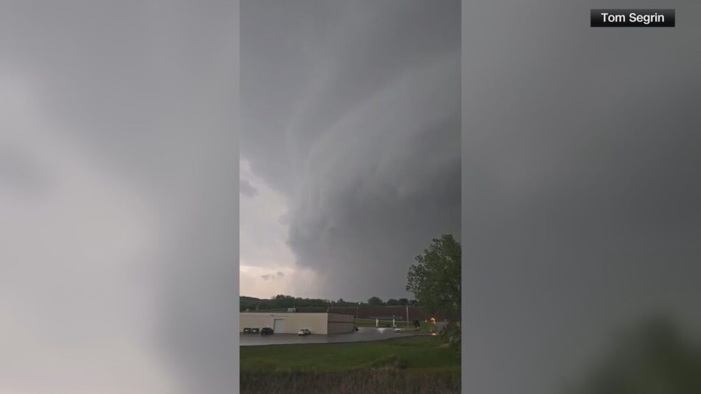 centro-oeste-dos-eua-e-atingido-por-tornados-em-meio-a-ameaca-de-tempestade