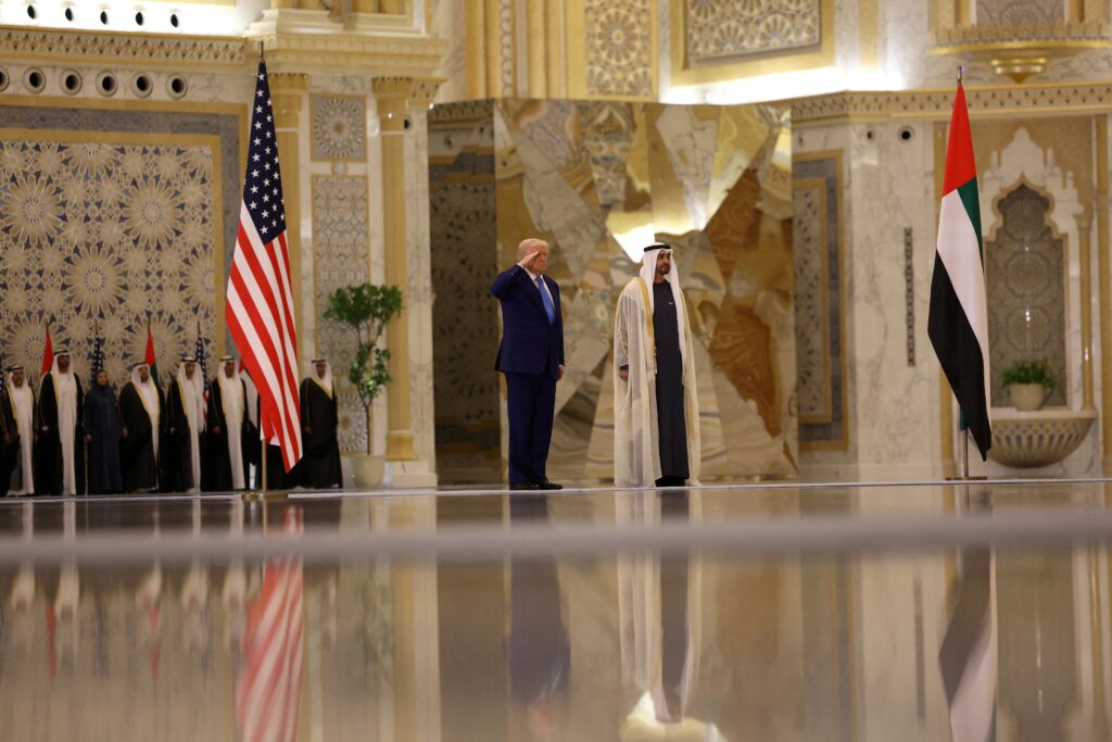 trump-volta-aos-eua-apos-encerrar-viagem-nos-emirados-arabes