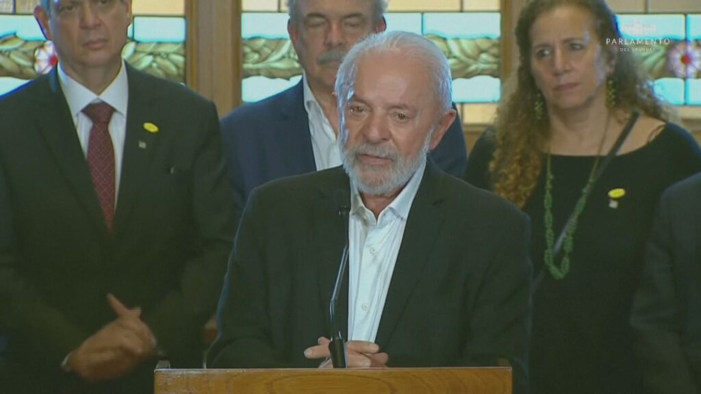 pessoas-como-pepe-mujica-nao-morrem,-diz-lula-apos-velorio-do-ex-presidente