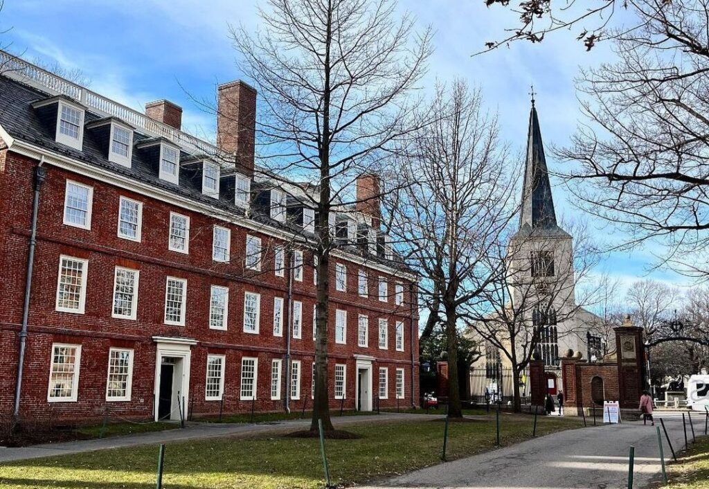 trump-x-harvard:-juiza-barra-governo-de-cancelar-matricula-de-estrangeiros