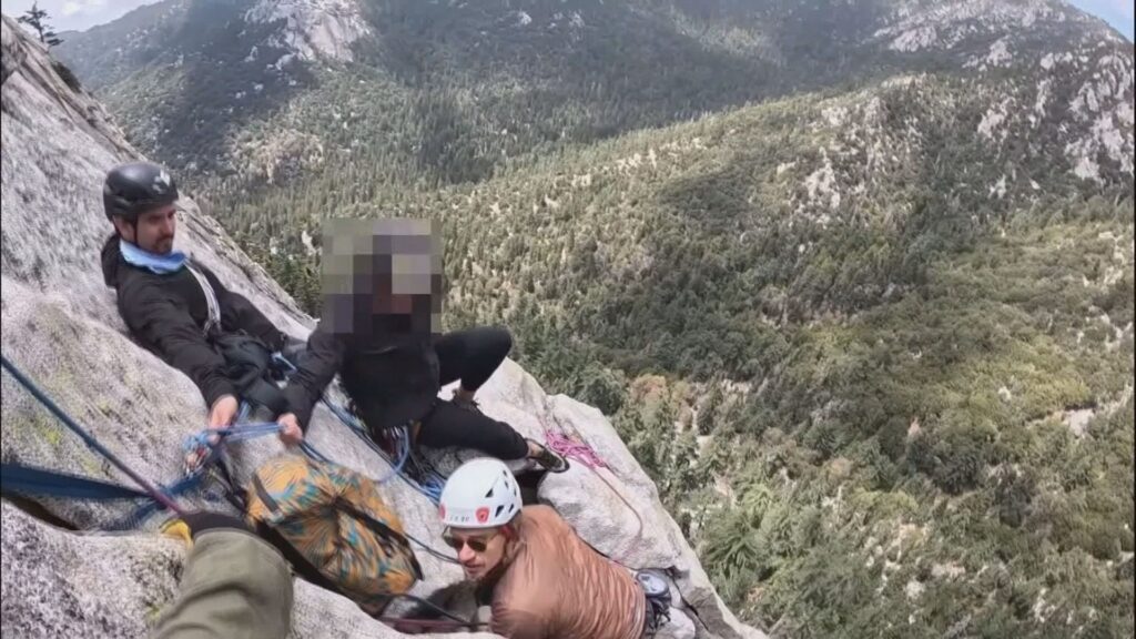 alpinista-e-resgatado-de-helicoptero-apos-cair-em-penhasco-nos-eua;-veja