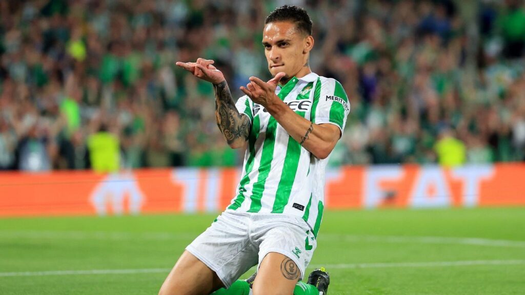 com-golaco-de-antony,-betis-sai-na-frente-da-fiorentina-na-semi-da-conference-league