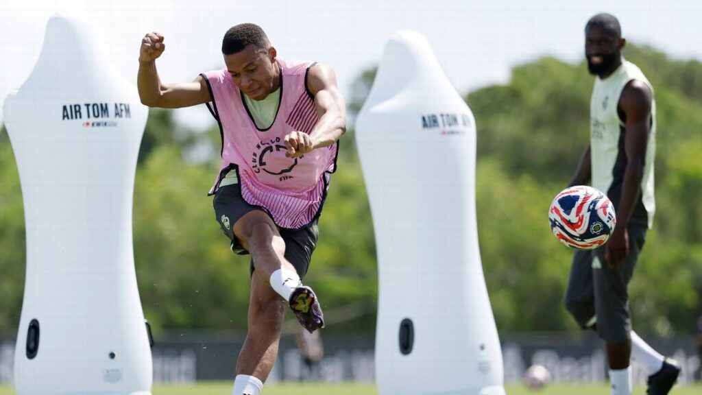 mbappe-recebe-alta-de-hospital,-e-real-madrid-atualiza-situacao-de-atacante;-veja-boletim
