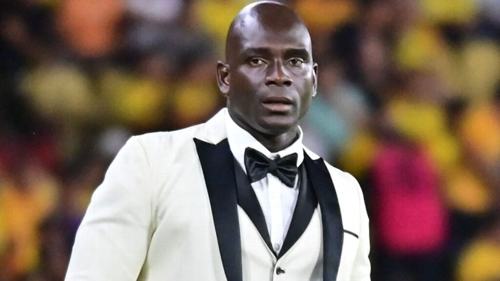 algoz-do-corinthians,-tecnico-famoso-por-ternos-inusitados-e-demitido-e-fica-livre-no-mercado