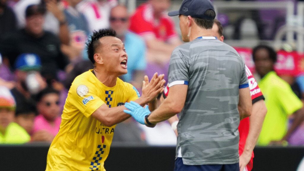 jogador-do-auckland-grita-e-se-desespera-ao-ter-que-deixar-o-jogo