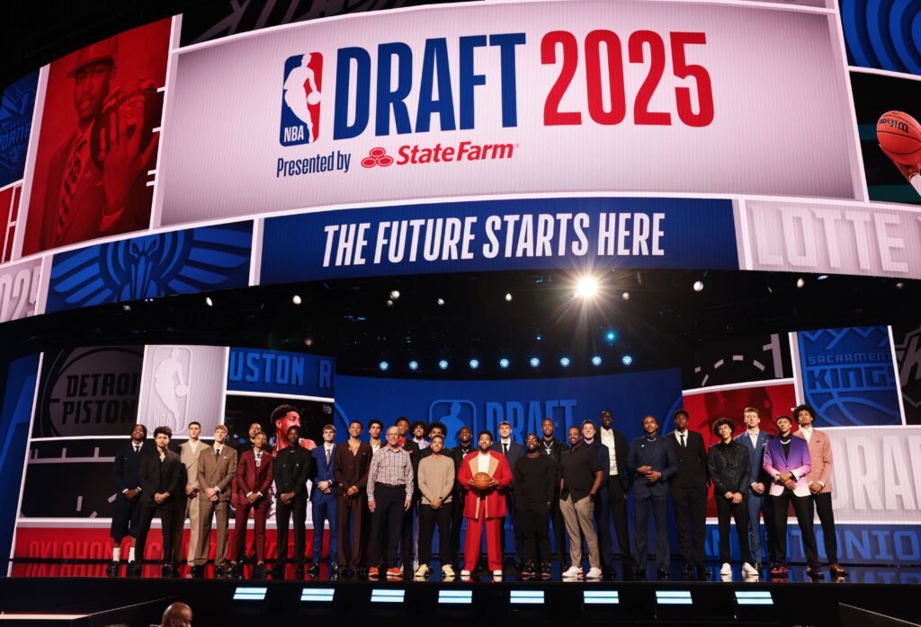 cooper-flagg,-dylan-harper-e-mais:-veja-todas-as-escolhas-da-primeira-noite-do-draft-2025-na-nba