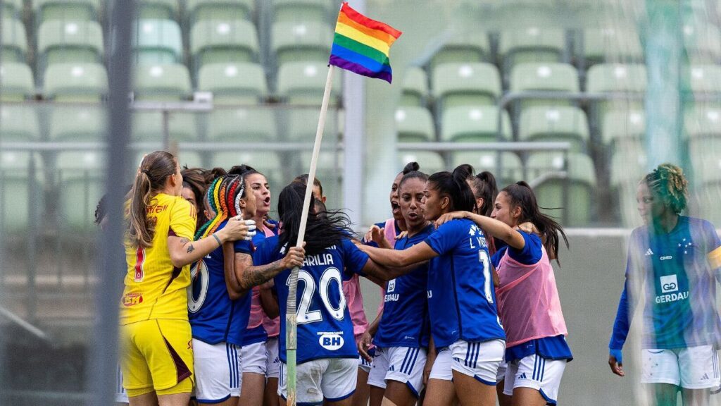 orgulho-que-dribla-o-preconceito:-por-que-e-‘mais-facil’-para-mulheres-‘sairem-do-armario’-no-futebol?