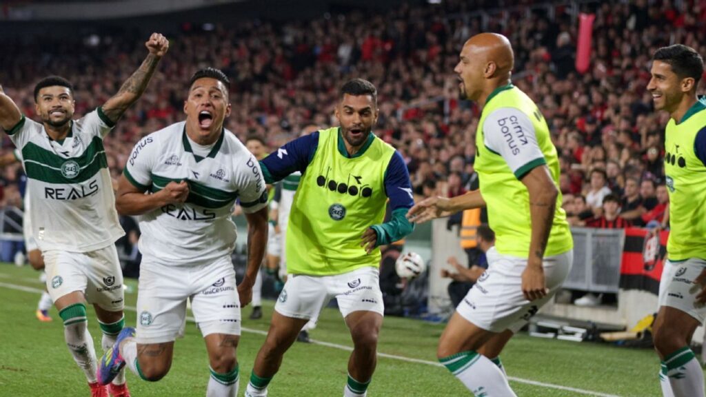 com-golaco,-coritiba-bate-o-athletico-em-classico-e-assume-a-lideranca-da-serie-b