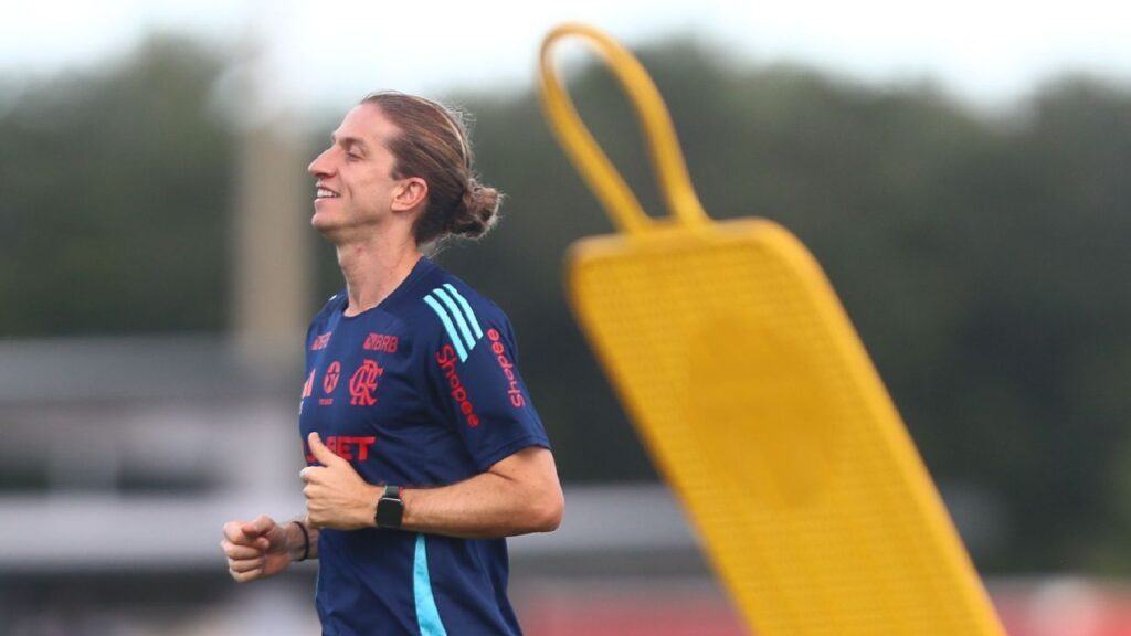 filipe-luis-promete-nao-abrir-mao-do-dna-do-flamengo,-mas-admite:-‘precisamos-estar-no-melhor-dia’