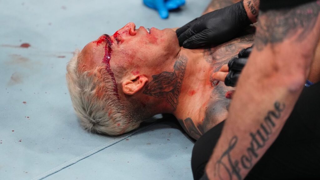 ilia-topuria-prova-que-e-‘de-verdade’,-nocauteia-charles-do-bronx-e-vira-duplo-campeao-do-ufc