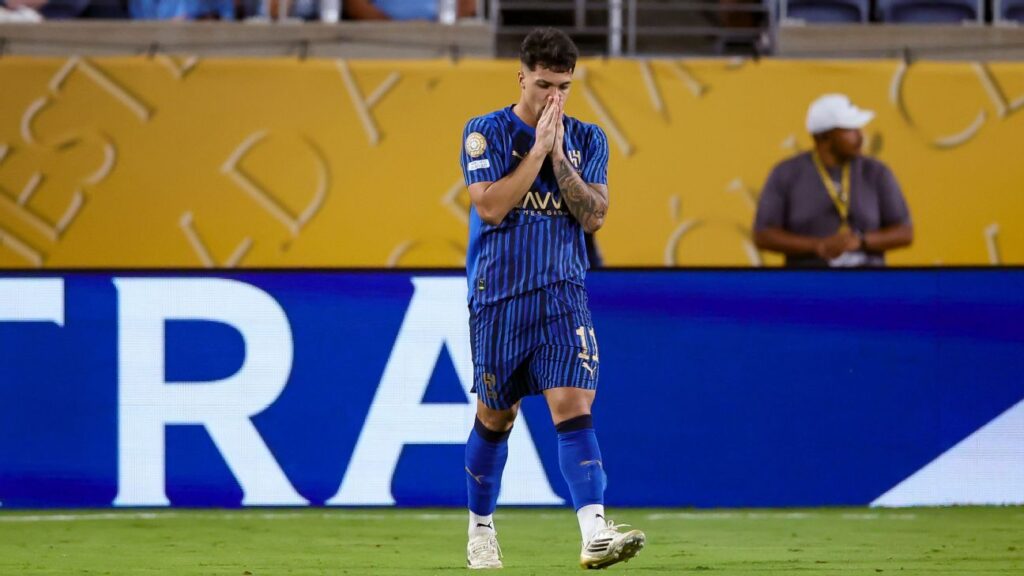 carrasco-do-city,-marcos-leonardo-lembra-mae-na-uti,-se-emociona-e-diz-que-quase-saiu-antes-do-gol