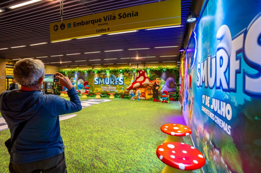 ‘smurfs’-ganham-vila-tematica-na-estacao-fradique-em-sao-paulo