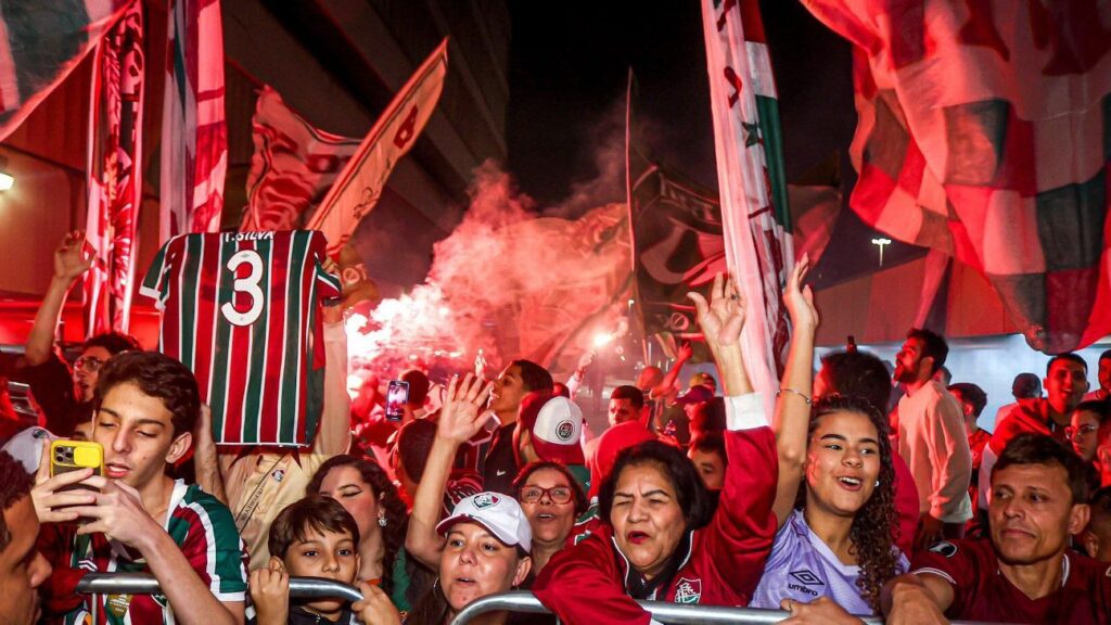 fluminense-desembarca-com-direito-a-‘aeroflu’-da-torcida-apos-4o-lugar-no-mundial-de-clubes