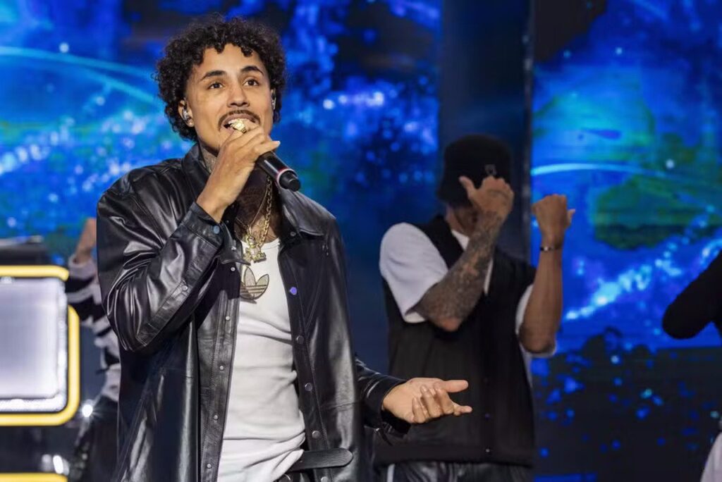 mc-livinho-e-a-atracao-no-‘quem-vem-pra-cantar’-no-domingao-com-huck