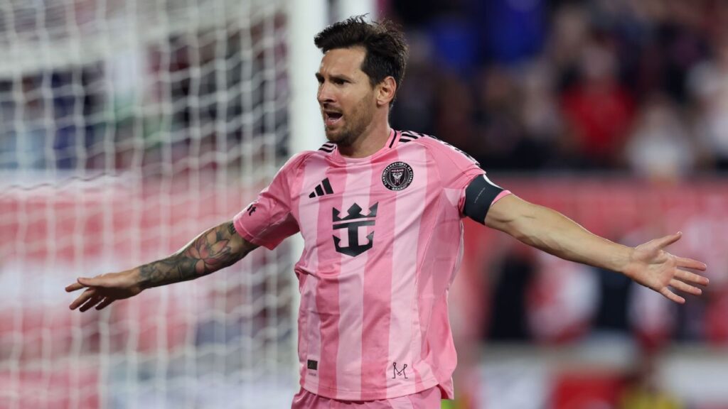 messi-marca-quarto-doblete-nos-ultimos-cinco-jogos-e-segue-caca-pelo-gol-900-na-carreira