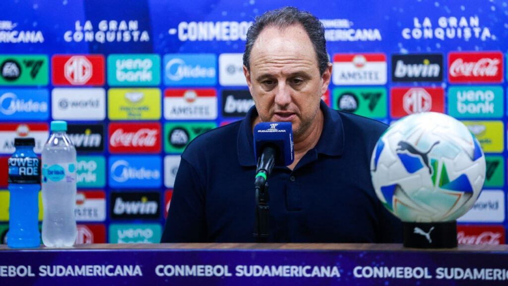 triste,-rogerio-ceni-lamenta-eliminacao-do-bahia-na-sul-americana:-‘saimos-muito-cedo’