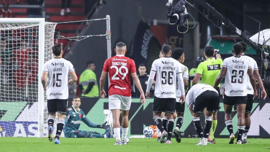 jardim-vai-de-heroi-a-vilao,-vasco-sofre-empate-do-inter-e-empurra-santos-para-z-4