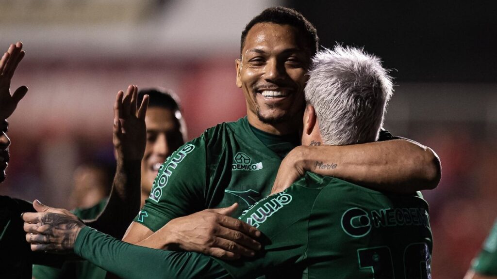 coritiba-vence-vila-nova-e-dorme-lider-da-serie-b