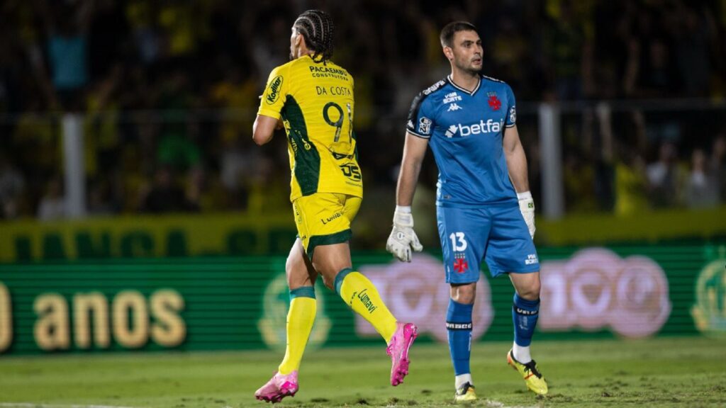 vasco-esboca-reacao-em-noite-de-fim-de-‘jejum’-de-vegetti,-mas-leva-gol-no-fim-e-perde-do-mirassol