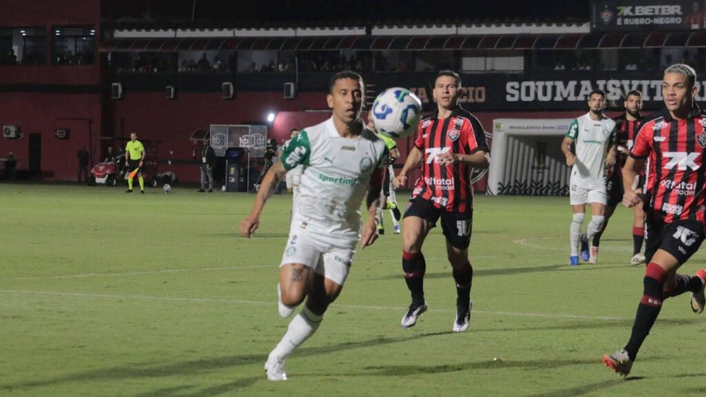 com-reservas,-palmeiras-leva-golaco,-mas-busca-empate-com-o-vitoria