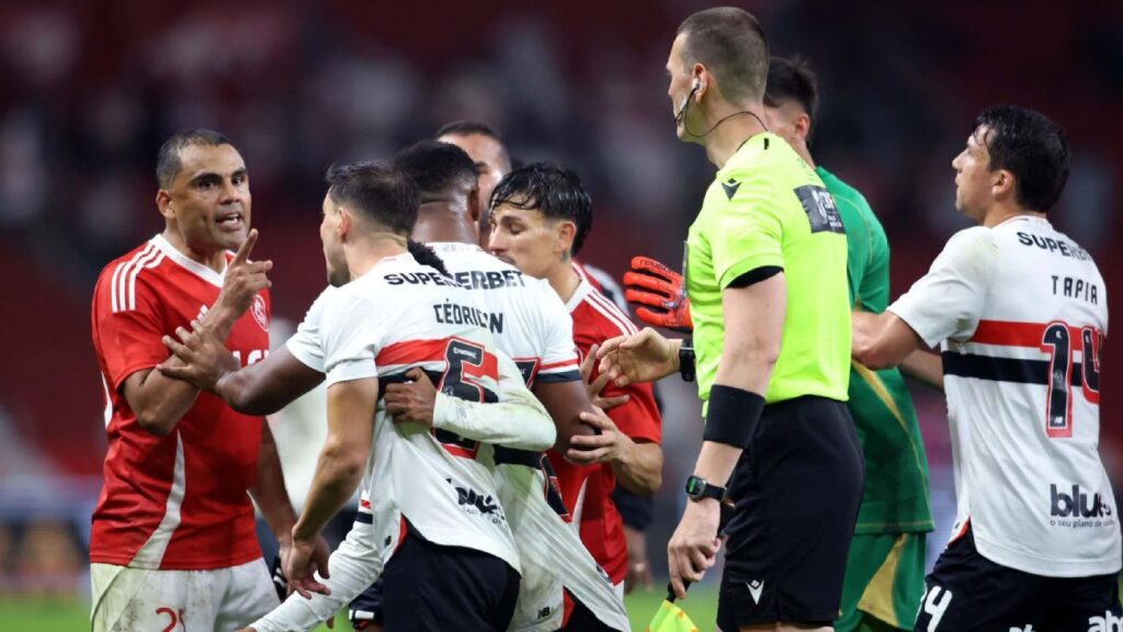 roger-se-desculpa-e-diz-por-que-se-irritou-com-rival-em-confusao-com-ate-‘dedo-na-cara’