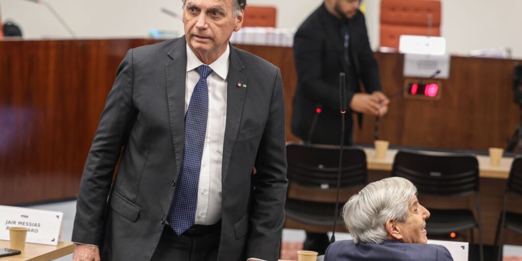 em-prisao-domiciliar,-bolsonaro-nao-pode-usar-celular-e-receber-visita