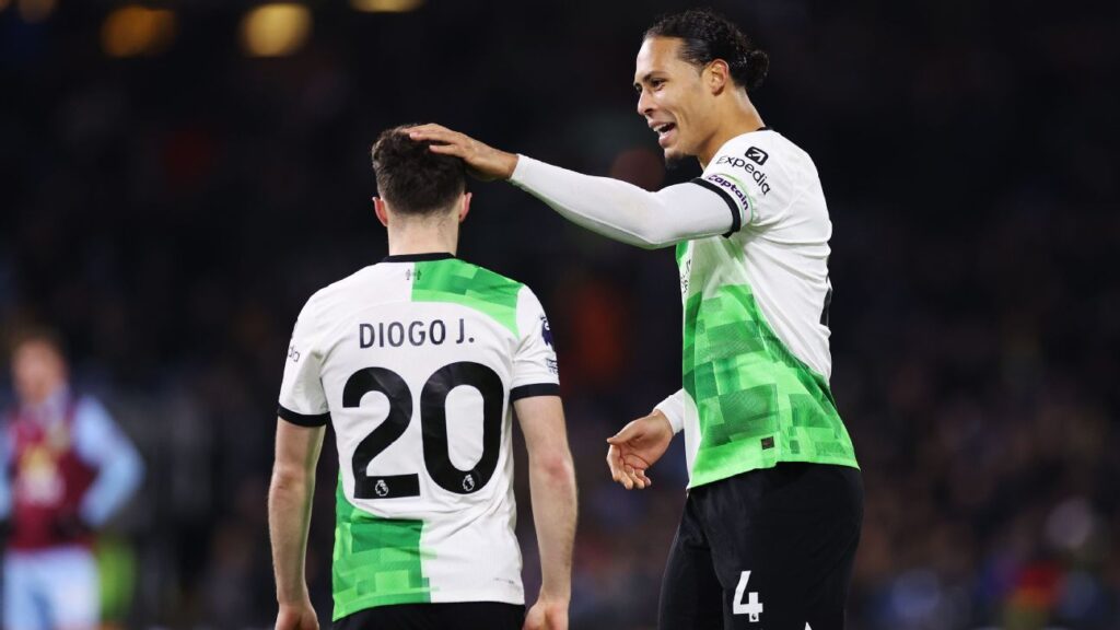 capitao-do-liverpool,-van-dijk-admite:-‘e-estranho-jogar-futebol-depois-da-morte-do-diogo-jota’