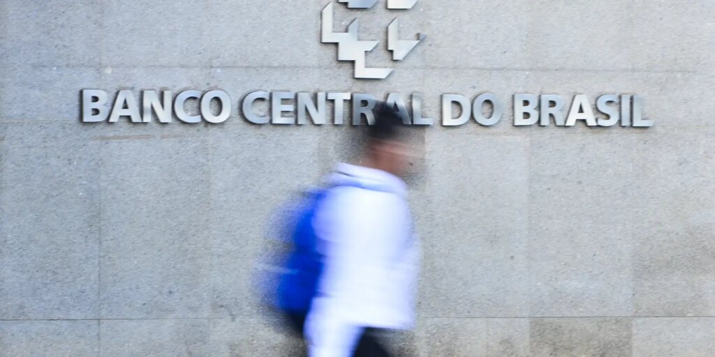 bc-acompanha-tarifaco-e-ve-juro-alto-por-tempo-“bastante-prolongado”