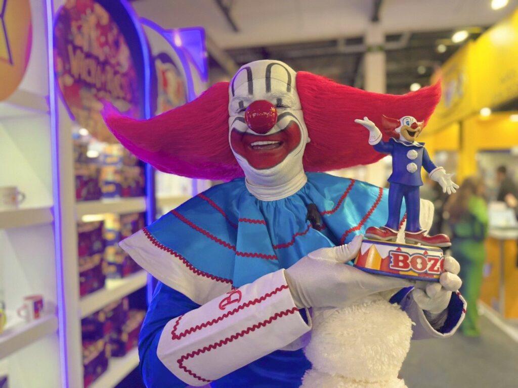 bozo-lanca-estatua-e-caneca-no-stand-da-splash-toys-na-feira-escolar-office-brasil