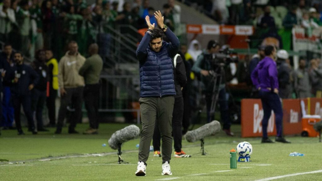 abel-nega-ironia-e-diz-por-que-bateu-palmas-para-torcida