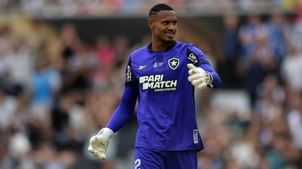 west-ham-muda-oferta-e-incomoda-john,-que-desiste-de-deixar-botafogo