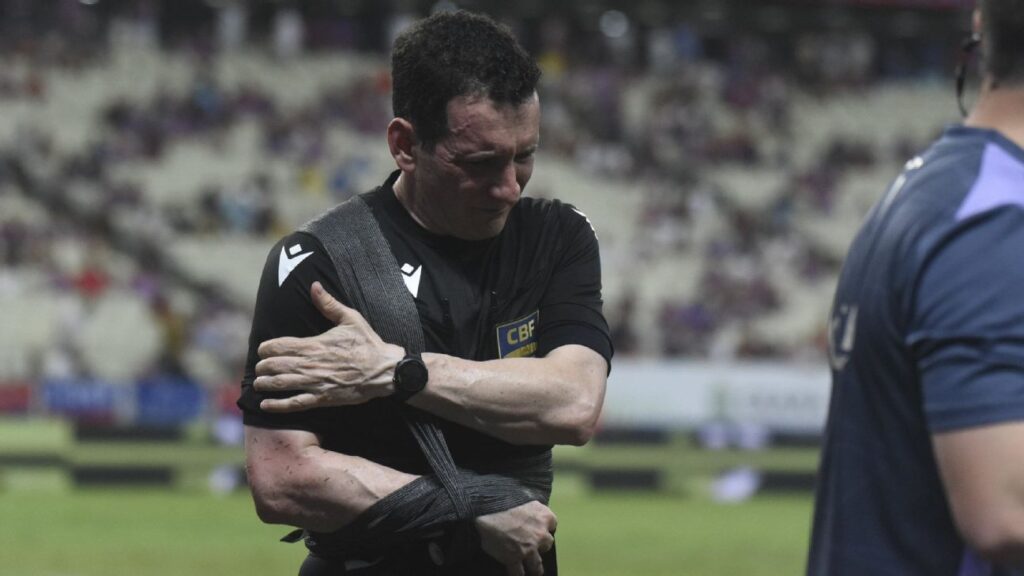 auxiliar-de-fortaleza-x-botafogo-tropeca-na-bola,-sofre-lesao-no-ombro-e-deixa-gramado-chorando