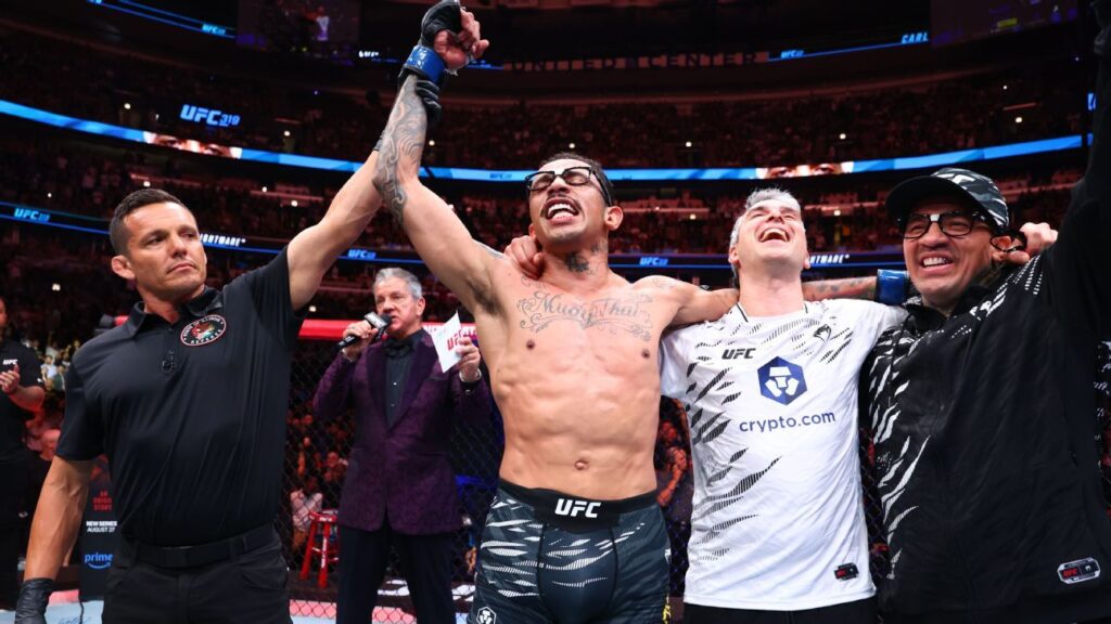 lutadores-do-ufc-se-derretem-por-carlos-prates-apos-cotovelada-brutal