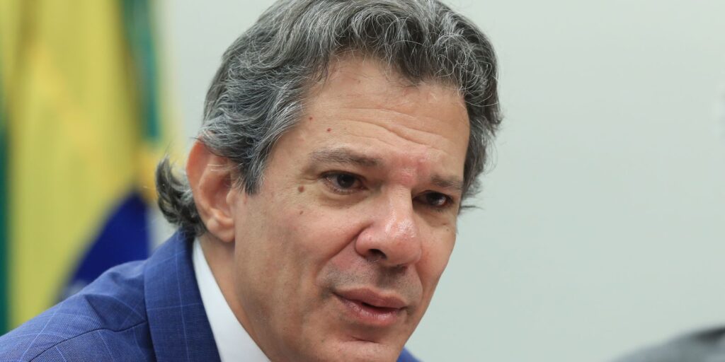 haddad:-20-milhoes-de-brasileiros-nao-deveriam-estar-pagando-ir