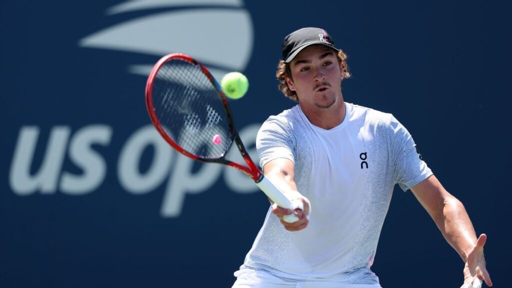 joao-fonseca-supera-indisposicao,-bate-kecmanovic-e-vai-a-2a-fase-do-us-open