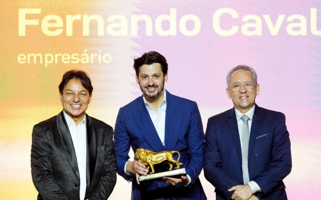 fernando-cavalcanti-e-homenageado-com-o-trofeu-leao-dourado-em-brasilia