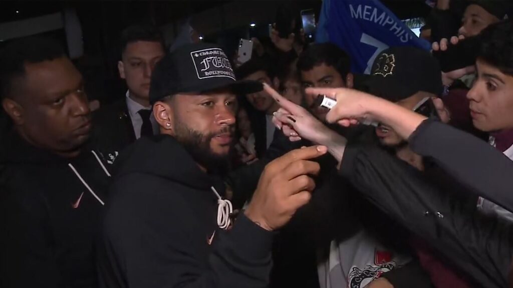 corinthians-chega-em-curitiba-com-festa-e-memphis-no-meio-da-torcida