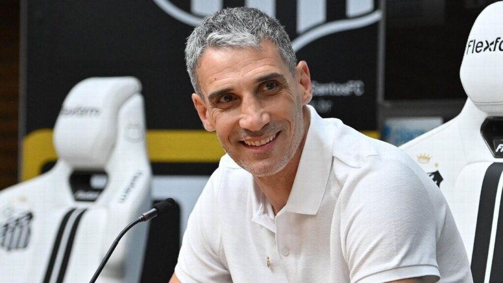 santos-encaminha-contratacao-de-meia-fora-dos-planos-de-filipe-luis