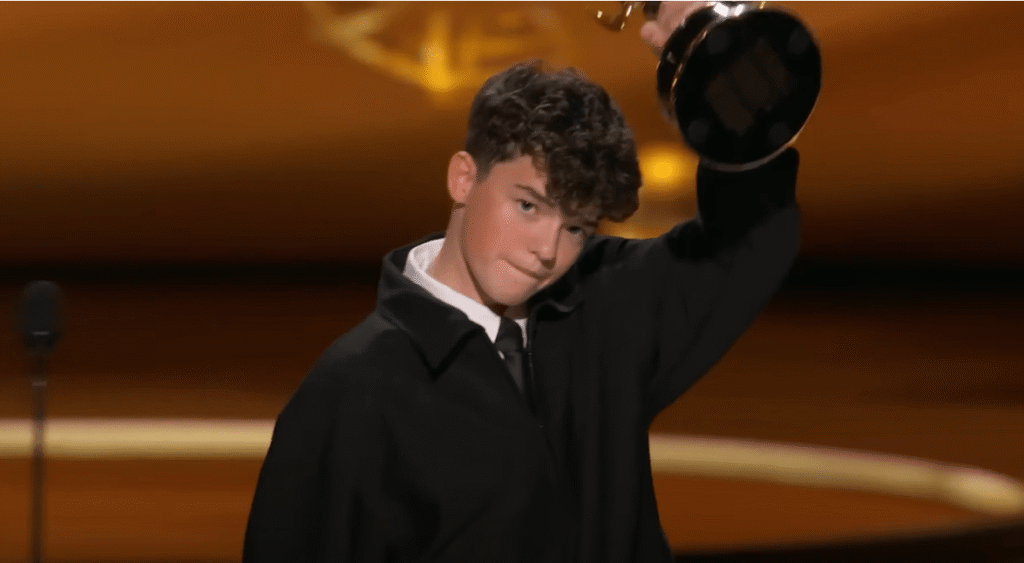 owen-cooper,-de-“adolescencia”,-e-o-mais-jovem-a-levar-emmy-e-faz-discurso-inspirador