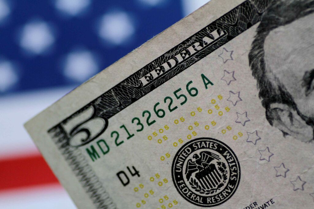 dolar-hoje-cai-e-vai-a-r$-5,30,-com-investidor-de-olho-em-politica-monetaria-dos-eua