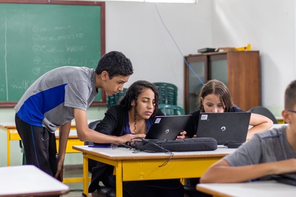 7-em-10-no-ensino-medio-usam-ia,-mas-so-1/3-foi-orientado