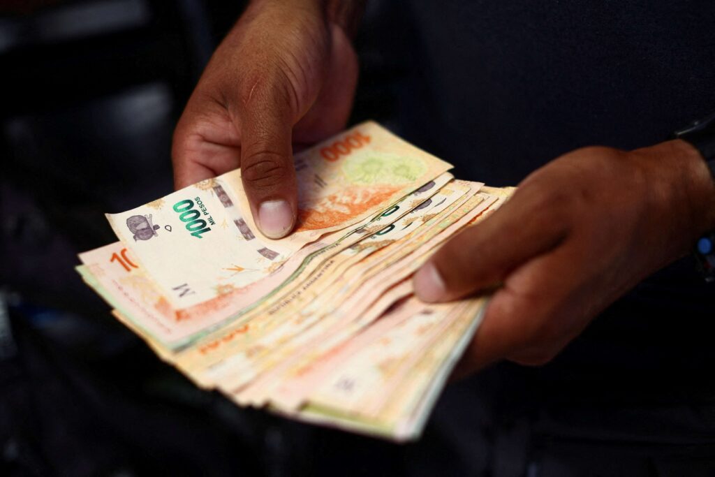 na-argentina,-dolar-rompe-teto-da-banda-cambial-movel-e-pode-forcar-bc-a-intervir