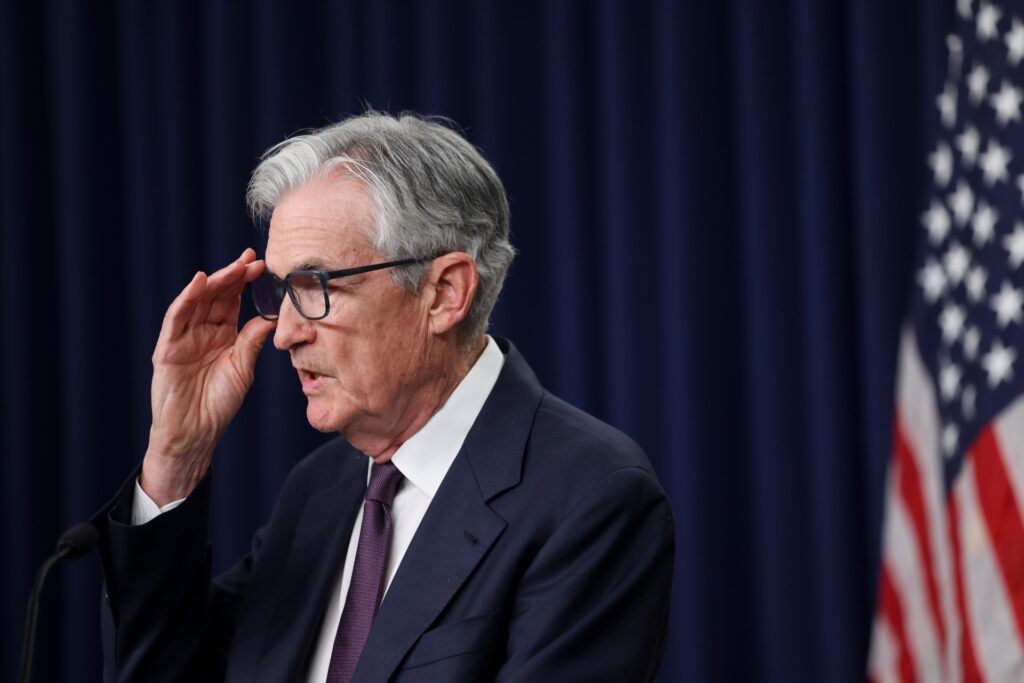 powell-diz-que-nao-houve-grande-pressao-para-corte-maior-do-fed-na-taxa-de-juros
