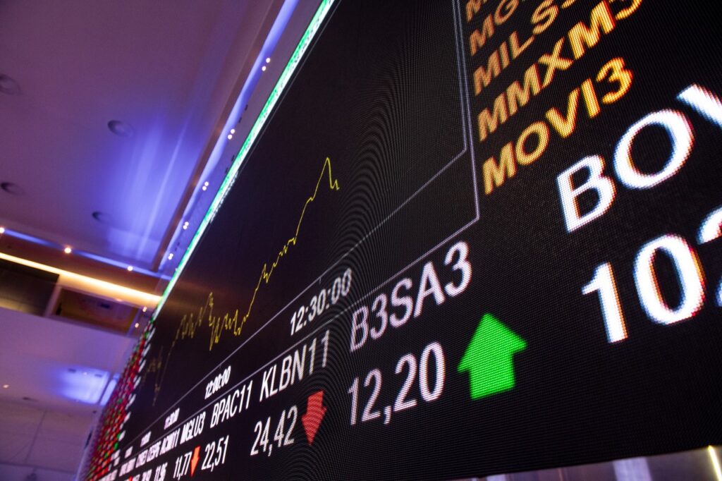 como-investir-em-acoes-apos-a-manutencao-da-selic-em-15%-ao-ano?
