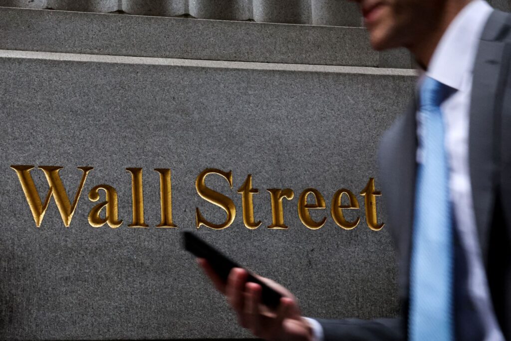 wall-street-avanca-apos-fed-indicar-cortes-em-juros;-intel-sobe-com-anuncio-de-nvidia