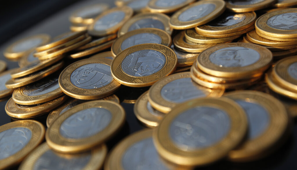 taxas-dos-dis-tem-leves-altas-em-sintonia-com-o-exterior