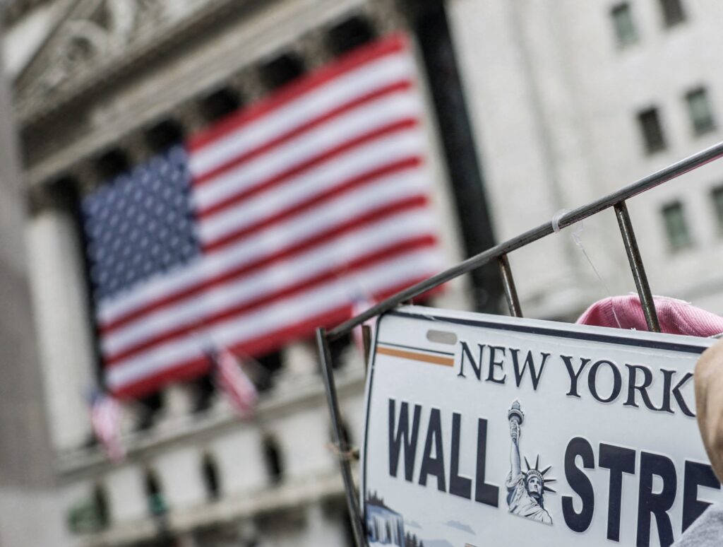 bolsas-de-ny-sobem-e-renovam-recordes,-com-falas-do-fed-e-conversa-trump-xi