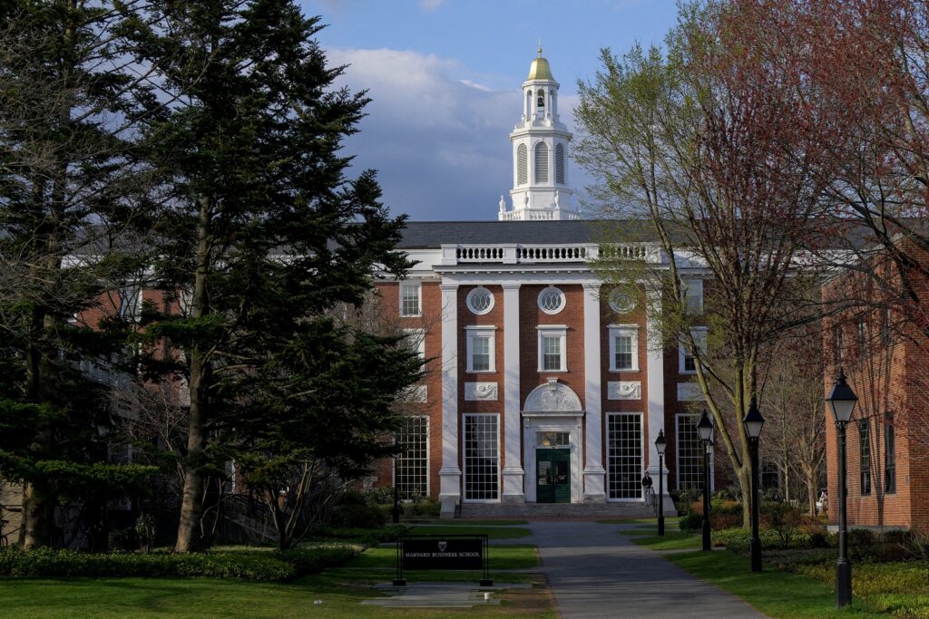 governo-trump-impoe-novas-restricoes-financeiras-a-harvard-e-intensifica-pressao