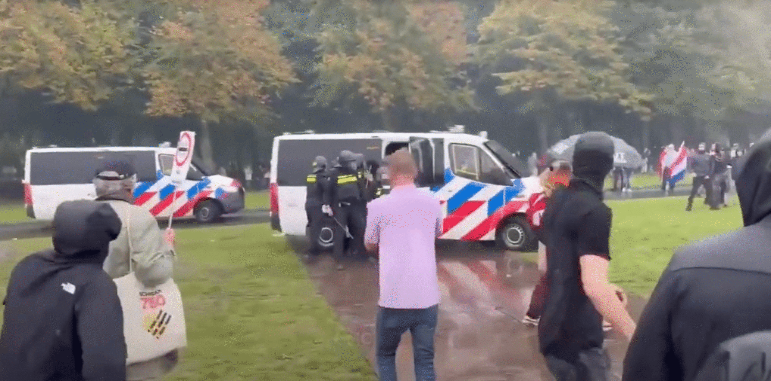 policia-holandesa-usa-gas-lacrimogeneo-contra-manifestantes-anti-imigracao