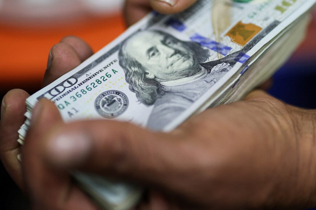 dolar-recua-enquanto-mercado-digere-projecoes-do-bc-e-ipca-15